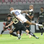 Duel Persib Bhayangkara: Persib Bandung Siapkan Tiga Poin Krusial di Lampung