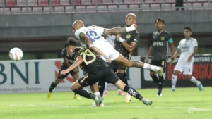 Duel Persib Bhayangkara: Persib Bandung Siapkan Tiga Poin Krusial di Lampung