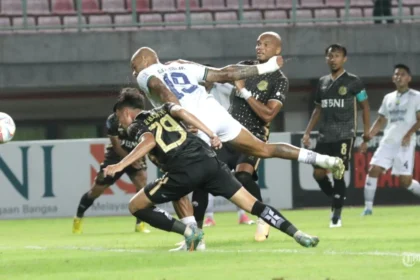 Duel Persib Bhayangkara: Persib Bandung Siapkan Tiga Poin Krusial di Lampung