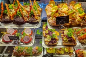 Keajaiban Kuliner di Tivoli Gardens: Dari Smørrebrød Tradisional hingga Pop‑Up Michelin di Jantung Copenhagen