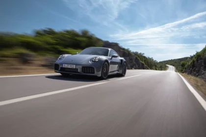 Krisis Sistem 911 di LA dan Kecepatan Porsche 911: Dua Dunia yang Berbeda dalam Satu Nomor Legendaris