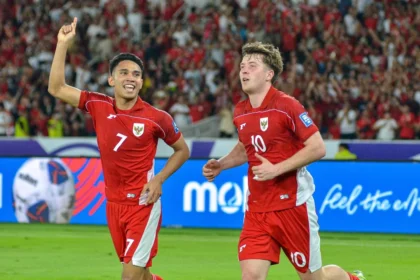 Nasib Kontras Elkan Baggott dan Ole Romeny di Championship: Dari Puncak Promosi hingga Ambang Degradasi