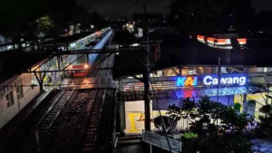 Pagar Baru Stasiun Cawang Rapi, Pedagang Tertinggal: Dampak Penutupan dan Tantangan Keamanan Rel