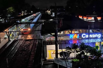 Pagar Baru Stasiun Cawang Rapi, Pedagang Tertinggal: Dampak Penutupan dan Tantangan Keamanan Rel