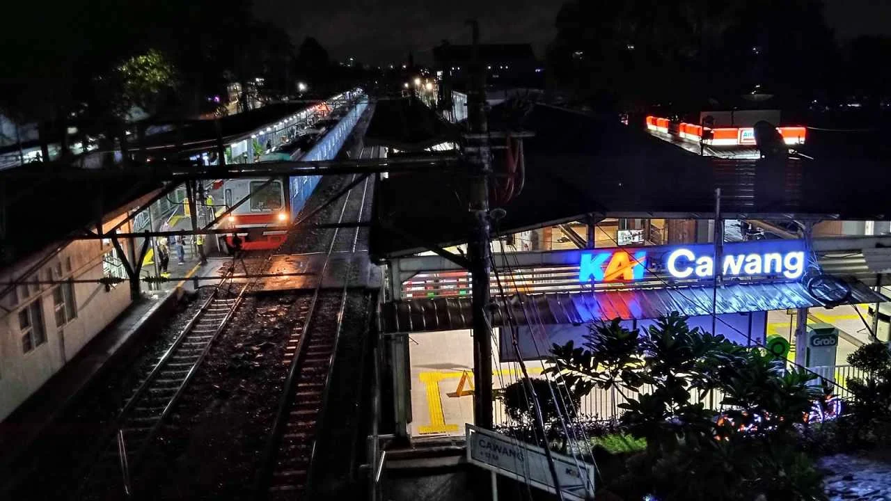 Pagar Baru Stasiun Cawang Rapi, Pedagang Tertinggal: Dampak Penutupan dan Tantangan Keamanan Rel