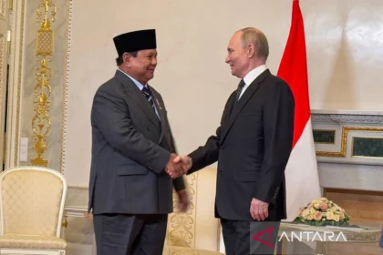 Putin dukung Iran: Janji Dukungan Strategis di Pertemuan dengan Menlu Abbas Araghchi