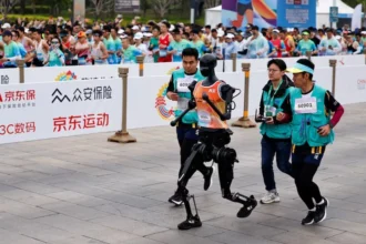 Robot Humanoid Memimpin Half Marathon Beijing, China Siapkan Era AI Baru