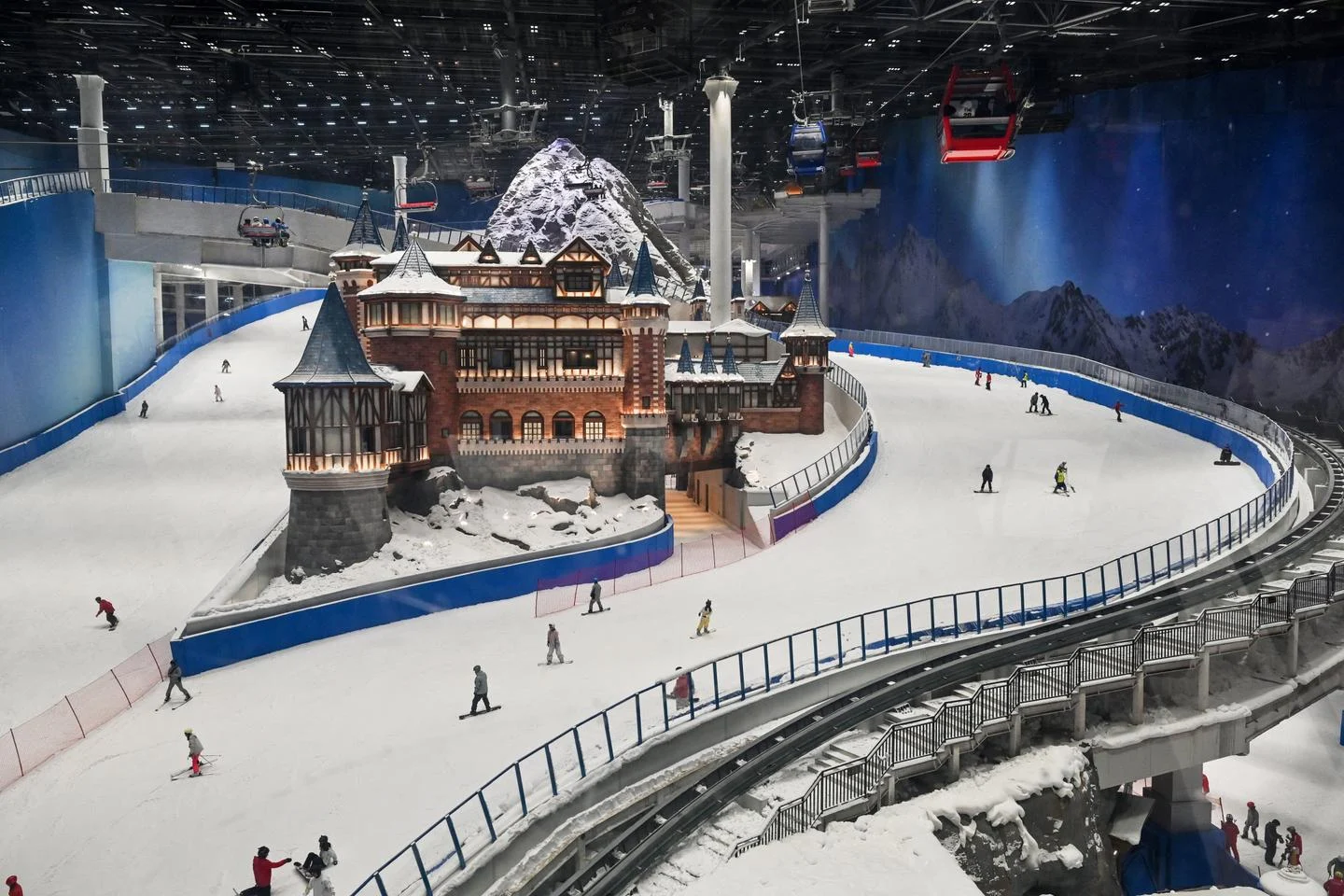 Tiongkok Guncang Dunia: Dari Rumah Tradisional, Mineral Bulan, hingga Ski Indoor dan Proyek Kereta Cepat Indonesia