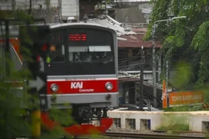 Gangguan KRL di Jakarta: Listrik Tersambar Petir, Green Line Hanya Operasi Hingga Serpong & Kebayoran
