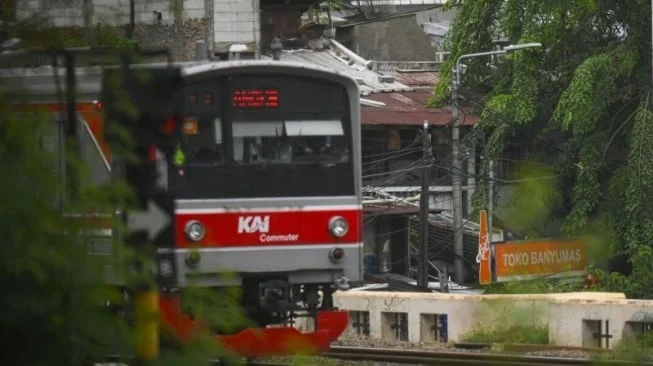 Gangguan KRL di Jakarta: Listrik Tersambar Petir, Green Line Hanya Operasi Hingga Serpong & Kebayoran