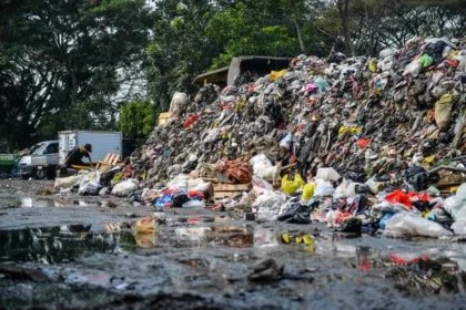 Krisis dan Harapan di Bandung: Persib, Sampah, Salat, dan Bencana Alam