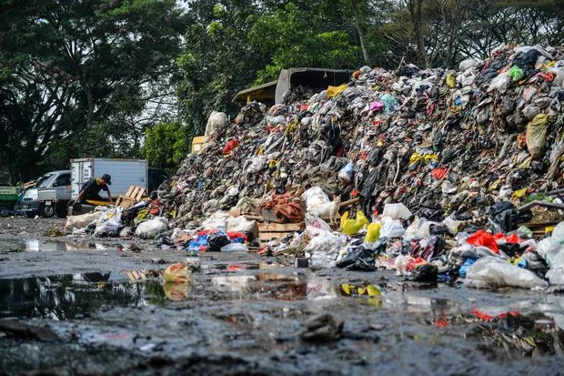 Krisis dan Harapan di Bandung: Persib, Sampah, Salat, dan Bencana Alam