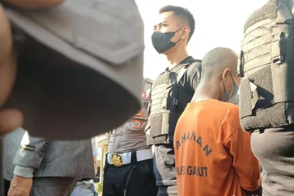 Pembunuhan Lansia Pekanbaru: Motif Sakit Hati dan Perampokan Berujung Tewas Brutal