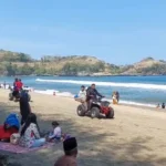 Serangan Mengejutkan! Wisatawan Diserang OTK di Pantai Malang, Mobil Dirusak, 6 Luka